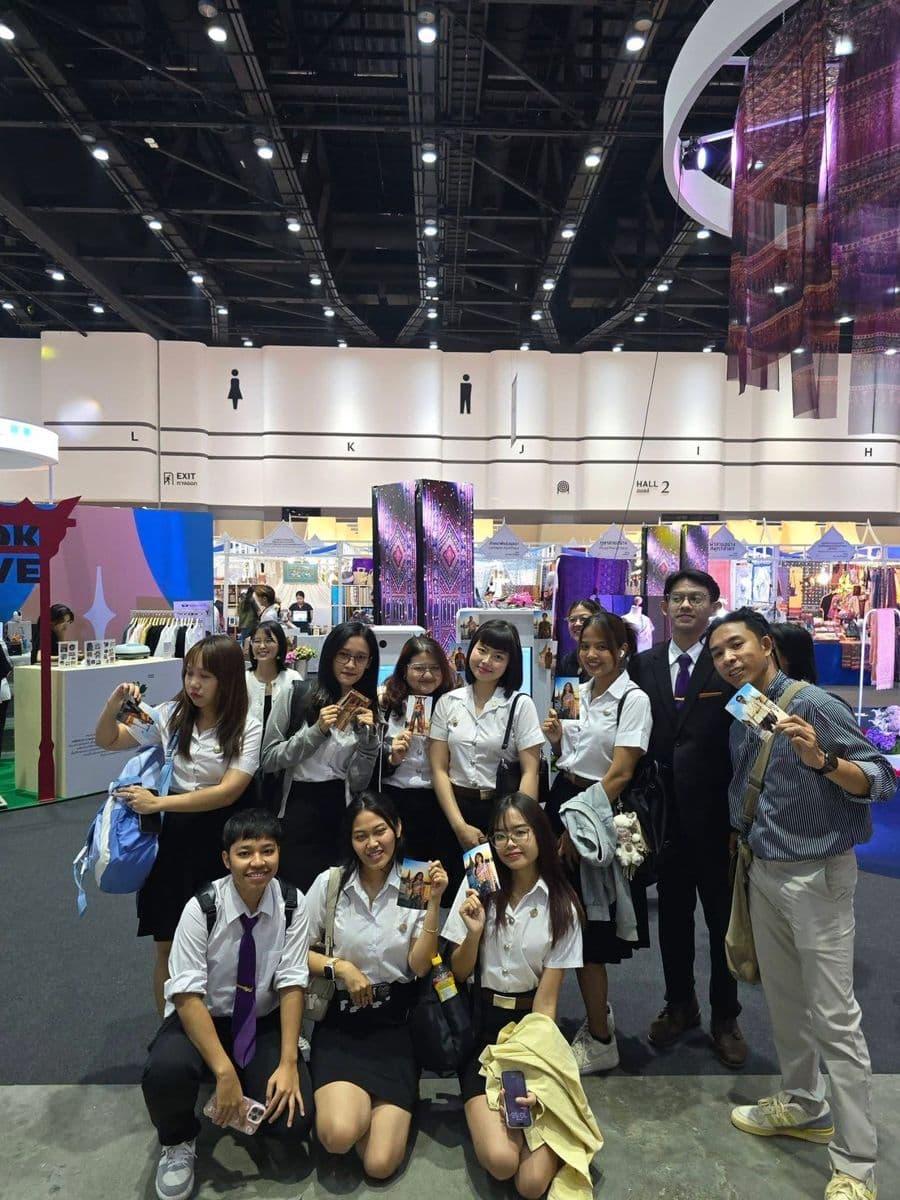 นักศึกษาทั้งกลุ่มได้รูปคนละใบ