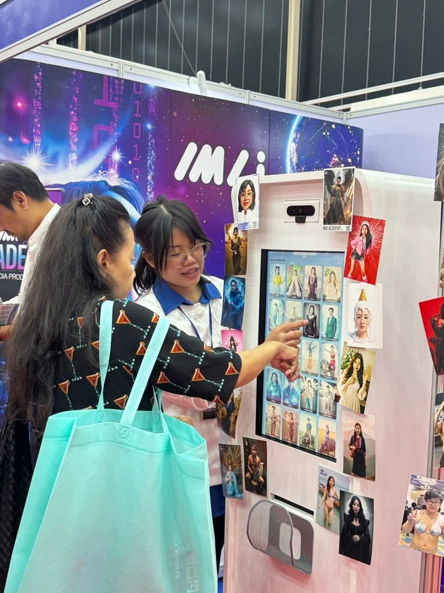 ทีมงานช่วยแนะนำการใช้ตู้