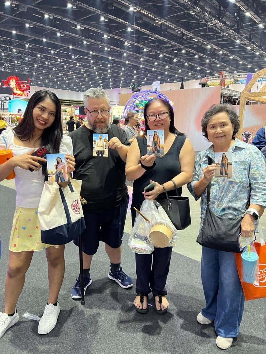 แขกในงานกับรูปที่ได้กลับบ้าน