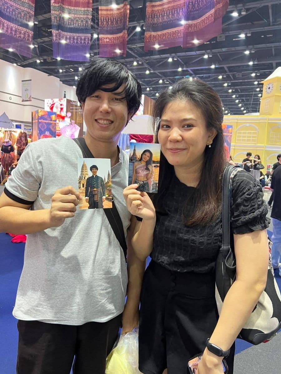 รูปชุดไทยหน้าวัด